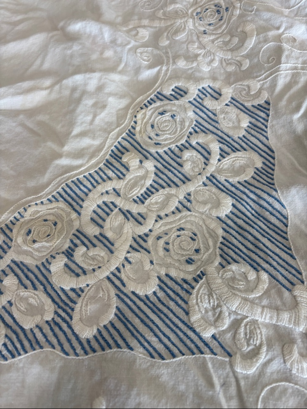 Vintage Blue and white embroidered lace edged tablecloth - Picture 2 of 8